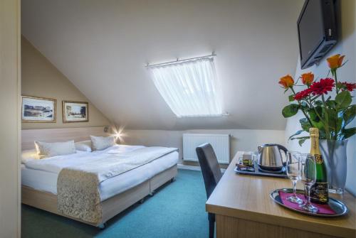 Double or Twin Economy Room - Attic image 6