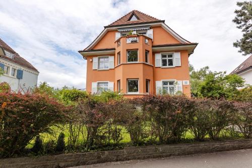 Rotes Haus über den Weinbergen