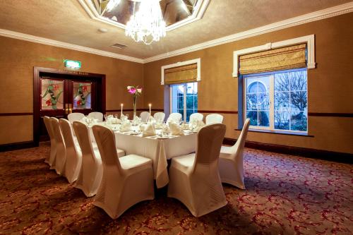 Seven Oaks Hotel - image 3