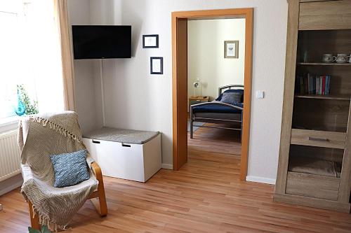 Koplietošanas atpūtas telpa ar TV, Sei hier Gast - FEWO 2 Ferienwohnung im Gesindehaus Warmsdorf, Zentral zwischen Aschersleben, Bernbu in Güsten (Saxony-Anhalt)