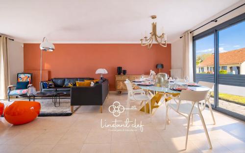 Jagatud salong / TV-ala, Maison de standing, jardin & BBQ - Circuit 24H à 5 min (Maison de standing, jardin & BBQ - Circuit 24H a 5 min) in Arnage
