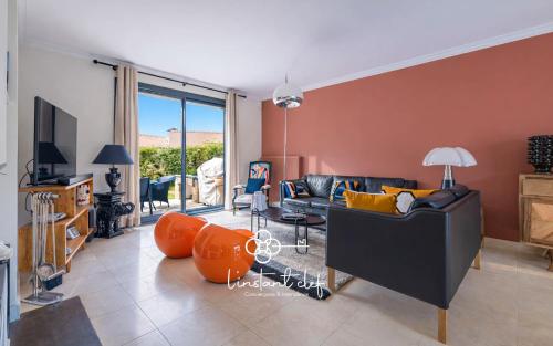 Jagatud salong / TV-ala, Maison de standing, jardin & BBQ - Circuit 24H à 5 min (Maison de standing, jardin & BBQ - Circuit 24H a 5 min) in Arnage