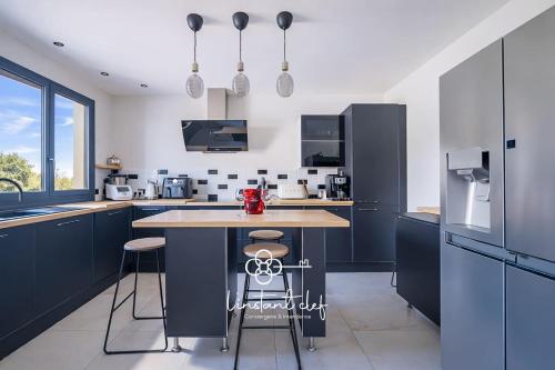Maison de standing, jardin & BBQ - Circuit 24H à 5 min (Maison de standing, jardin & BBQ - Circuit 24H a 5 min) in Arnage