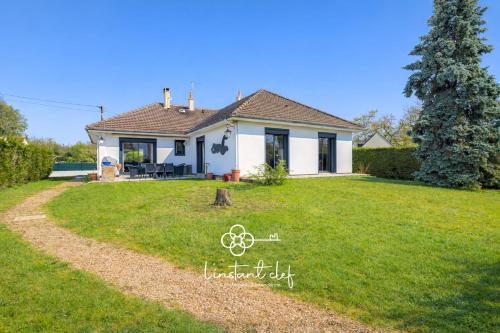 Aed, Maison de standing, jardin & BBQ - Circuit 24H à 5 min (Maison de standing, jardin & BBQ - Circuit 24H a 5 min) in Arnage