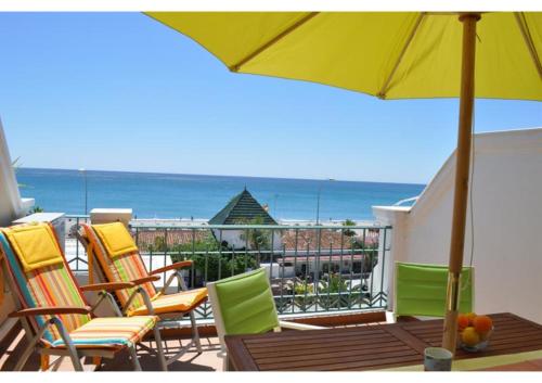 Sunny apartment on Burriana Beach, Nerja
