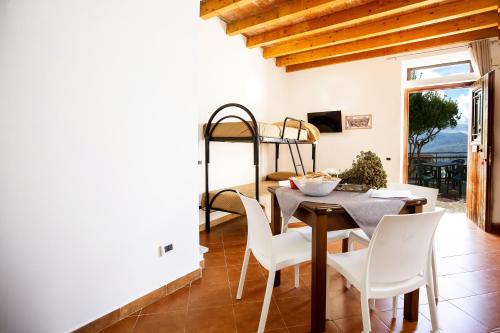 Viesnīcas āriene, Casa Atena in Pettineo