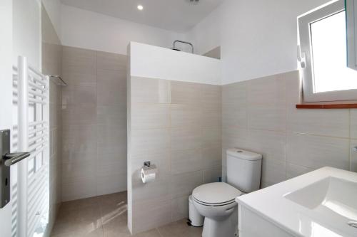 Bathroom, Adelino Guest House in Arrochela