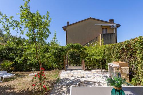 Зовнішній вигляд готелю, Relax In Toscana con Piscina e Pet in Кастелліні Маріттіма