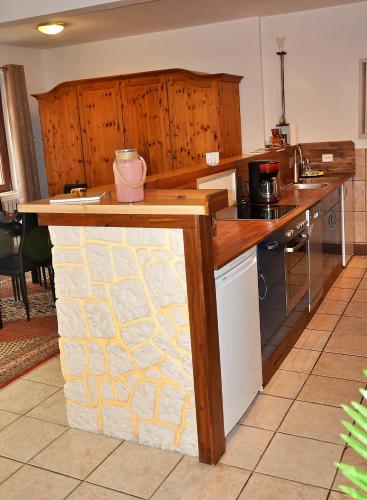Zentral und großzügig Wohnen - Smart-TV mit streaming Apps - 1 bis 4 Personen - Küche mit Bar - kostenlose Parkzone in Mörlenbach, Deutschland