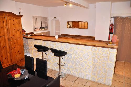 Zentral und großzügig Wohnen - Smart-TV mit streaming Apps - 1 bis 4 Personen - Küche mit Bar - kostenlose Parkzone in Mörlenbach, Deutschland
