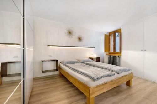 1 queen bed, 1 sofa bed