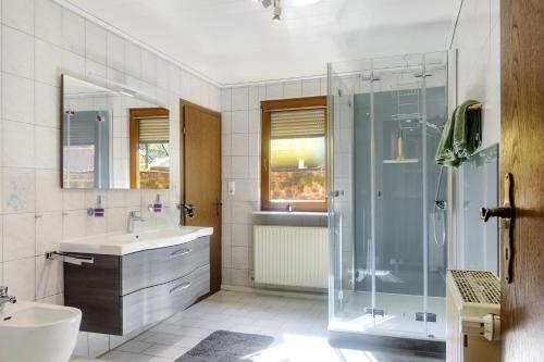 Bathroom, Gemutliche Ferienhaus am Main in Gemunden
