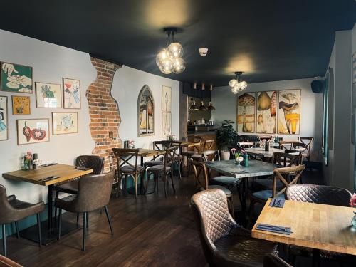Restaurant, Beds at 46, Cowes in Isle of Wight