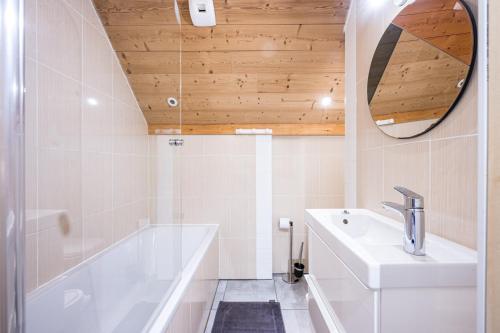 Bathroom, Breizh Chalet - 14 personnes in Saint Colomban Des Villards