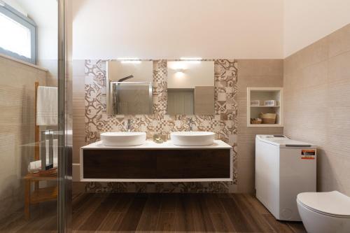 Bathroom, Masseria Pezza La Spina con Piscina in Zona Sisri