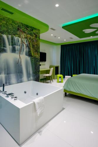 room detail thumbnail 2