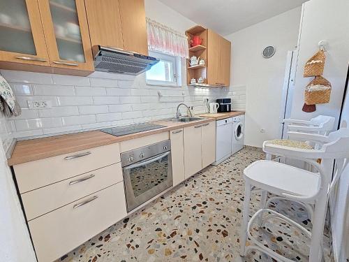 virtuve, Holiday Home Country pleasures cottage by Interhome in Dugobabe