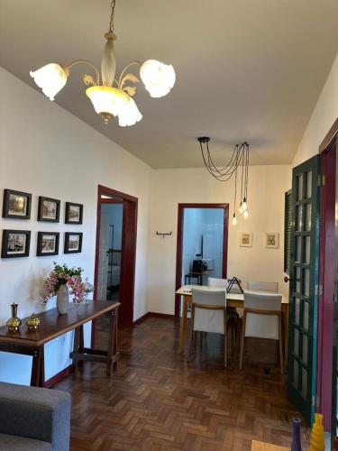 Koplietošanas atpūtas telpa ar TV, 2 Quartos-casa toda-50 M área central e histórica (2 Quartos-casa toda-50 M area central e historica) in Santa Barbara (Minas Gerais)