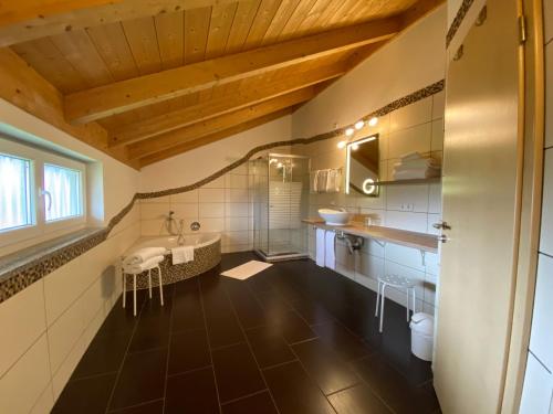 Fürdőszoba, Ferienhaus Plattenstein in Kirchberg im Wald