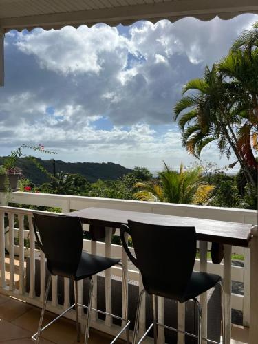 parveke/terassi, Appartement La Marguerite - Vue mer avec terrasse privée - calme tropical à Deshaies (Appartement La Marguerite - Vue mer avec terrasse privee - calme tropical a Deshaies) in Deshaies