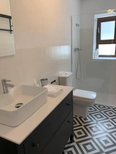 Vannas istaba, Astarte House Down in Galera