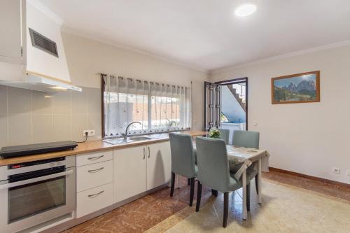 Konyha, Estúdio entre Porto e Aveiro (Estudio entre Porto e Aveiro) in Oliveira De Azemeis
