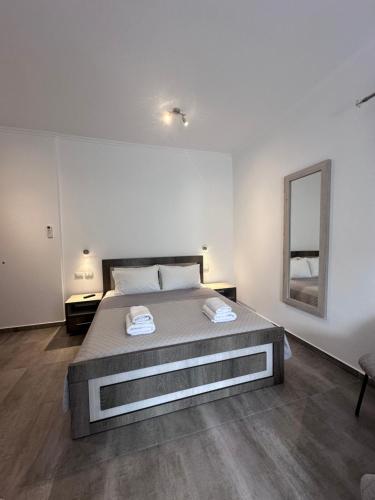 1 king bed, 1 twin bed