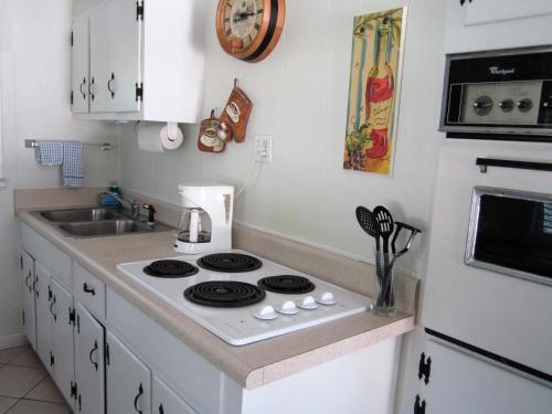 Tropical Winds Beachfront Motel and Cottages - image 14