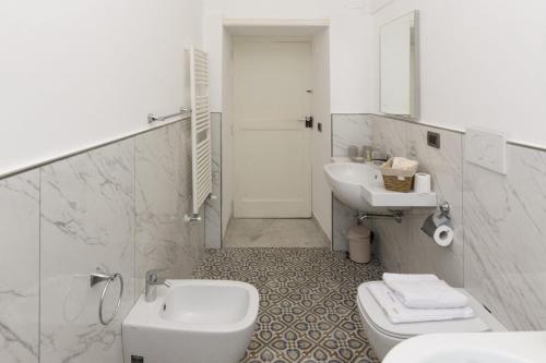 Sorrento Center Luxury Apartment 2 - image 2