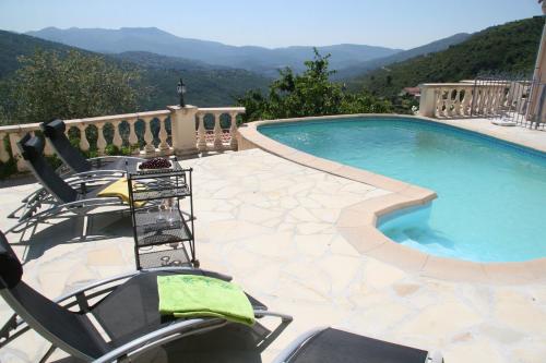 Villa avec vue, piscine et aircon gîte à louer Coaraze