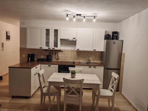 Apartment Cherry s pogledom na more in Dinjiska