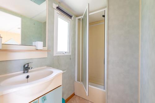 Bathroom, L'heberge du lac d'Isachris mh4 in Queyrac