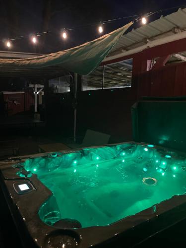 Blue Grass Ranch - MobilHome Cactus & JACUZZI in 比肖夫塞姆
