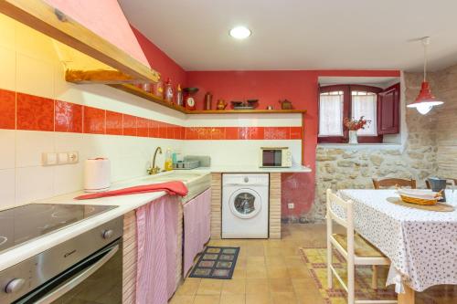 Kitchen, Casa Vermella i Blava in Bascara
