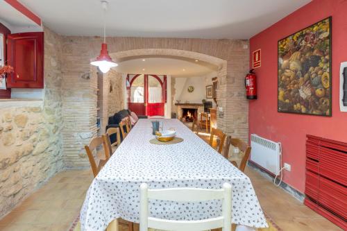 Exterior view, Casa Vermella i Blava in Bascara