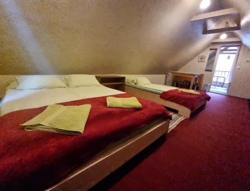 1 double bed, 1 twin bed