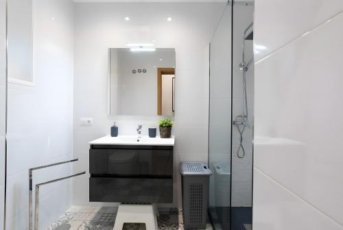 Quiet bright and central apartment - image 2