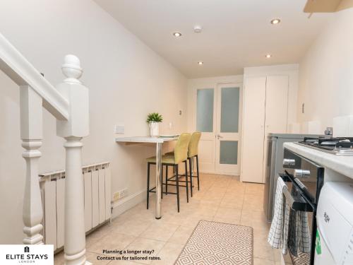 Stylish Fulham home walk to Chelsea & tube - image 4