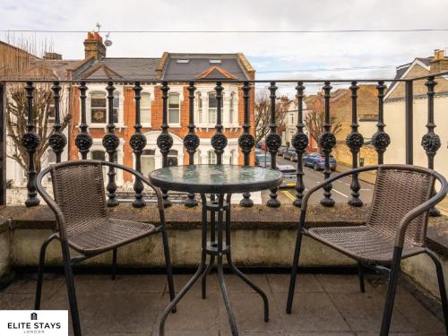 Stylish Fulham home walk to Chelsea & tube - image 3