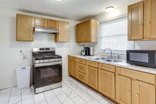 Walk to Shops & Eats! Attleboro Basecamp in North Attleboro (MA)