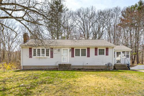 Walk to Shops & Eats! Attleboro Basecamp in North Attleboro (MA)