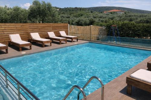 Studios River - Potos Escape with Pool and Views - Θυμωνιά