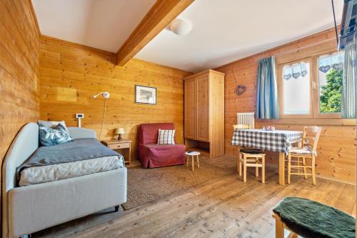 1 queen bed, 1 bunk bed