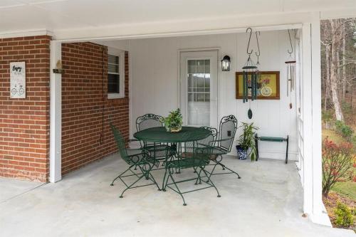Bike Path Getaway in Town in Brevard, USA