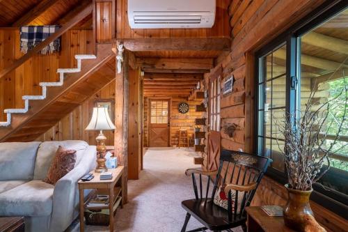 Great Escape Cabin in Brevard, USA