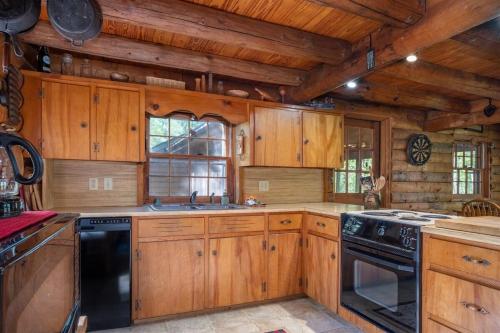 Great Escape Cabin in Brevard, USA