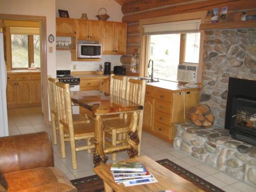 ห้องครัว, Rye Creek Lodge in ดาร์บี(มอนเทนา)