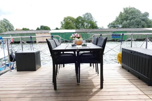 Viesnīcas āriene, Führerscheinfreies mobiles Hausboot (Fuhrerscheinfreies mobiles Hausboot) in Vipperow