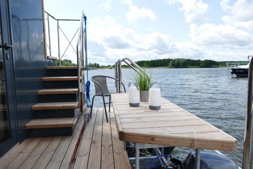 Viesnīcas āriene, Führerscheinfreies mobiles Hausboot (Fuhrerscheinfreies mobiles Hausboot) in Vipperow