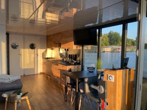 Viesnīcas āriene, Führerscheinfreies mobiles Hausboot (Fuhrerscheinfreies mobiles Hausboot) in Vipperow